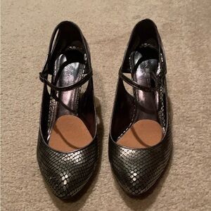 Black Heels with Strap and Rounded Toe